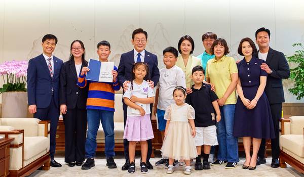 이재명 대통령과 김혜경 여사가 4일 서울 용산 대통령실 청사에서 열린 ‘대북확성기 중단’ 감사편지 어린이 초청 행사에 참석한 어린이 가족과 기념촬영을 하고 있다. 2025.9.4 /대통령실 제공
