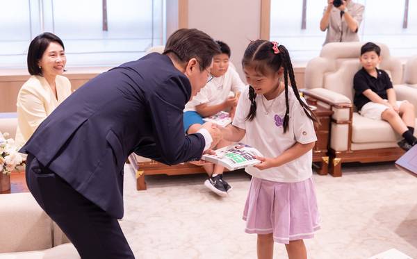 이재명 대통령이 4일 서울 용산 대통령실 청사에서 열린 ‘대북확성기 중단’ 감사편지 어린이 초청 행사에 참석한 문서영 양에게 책을 선물하고 있다. 2025.9.4 /대통령실 제공