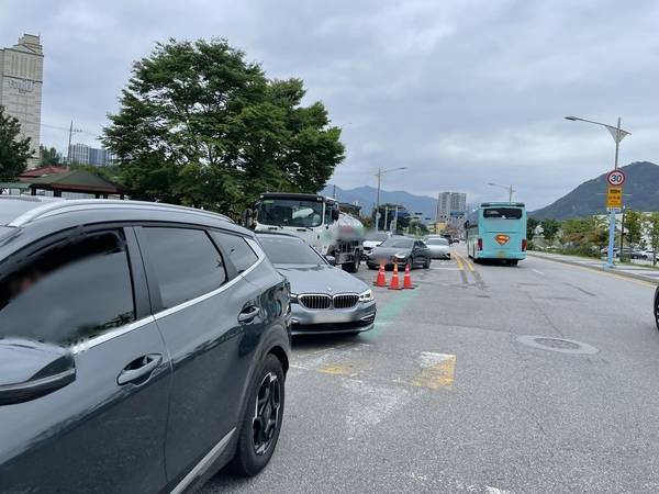 가평군 관내 한 도시계획도로 T자형 교차로에서 땅꺼짐 현상이 발생했지만 한 달여째 임시조치만 진행돼 교통사고 발생 우려가 커지고 있다. 가평/김민수기자kms@kyeongin.com