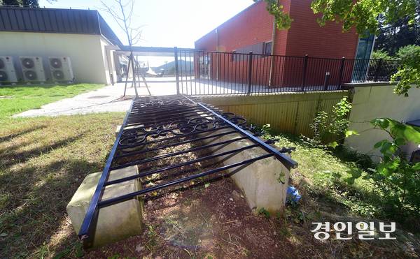 지난 5일 오전 인천시 옹진군 옛 시도 분교 자리에 들어선 ‘삼형제 보물섬 문화광장’에 설치된 철재난간이 방치되어 있다. 2025.9.5 /조재현기자 jhc@kyeongin.com