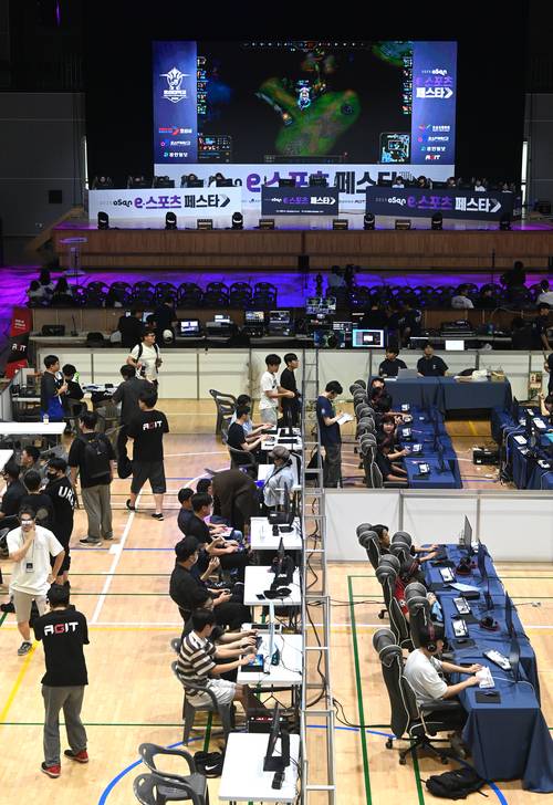 지난 6일 오산시 오산오색문화체육센터 대체육관에서 ‘2025 오산 e-스포츠 페스타’ 경기가 진행되고 있다. 2025.9.6 /최은성기자 ces7198@kyeongin.com