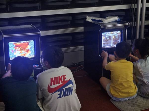 ‘2025 오산 e-스포츠 페스타’에 마련된 추억의 게임존에서 아이들이 게임에 열중하고 있다. 2025.9.6 오산/공지영기자 jyg@kyeongin.com