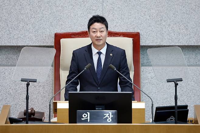 ▲ 김진경 의장이 5일 열린 임시회에서 개회사를 하고 있는 모습. /사진제공=경기도의회