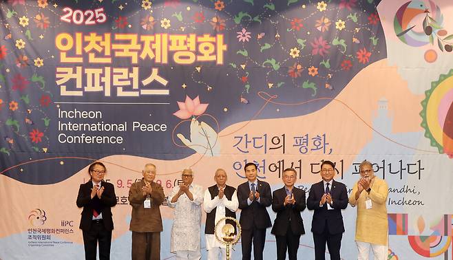 ▲5일 인천 중구 하버파크호텔에서 열린 '2025 인천 국제평화 컨퍼런스'에 참석한 내빈들이 점등식을 마치고 기념촬영을 하고있다. 오른쪽부터 Tushar Gandi 간디재단이사장, 김교흥 국회의원, 박현수 인천일보 대표이사, 황효진 인천시 글로벌정무부시장, Sankar Kumar Sanyal 하리잔 세박 상 의장, Kumar Prashant 간디평화재단 이사장, 황보윤식 함석헌 평화연구소 소장, 김광성 조직위원회 집행위원장. /이재민 기자 leejm@incheonilbo.com