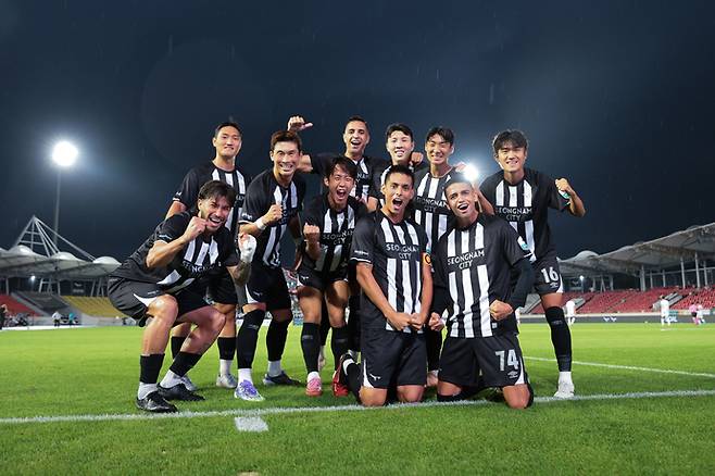 6일 성남 탄천종합운동장서 열린 하나은행 K리그2 2025 28 라운드 경기서 성남 후이즈가 안산을 상대로 첫 골을 터트린 후 단체로 세리머니를 하고 있다. 사진=한국프로축구연맹