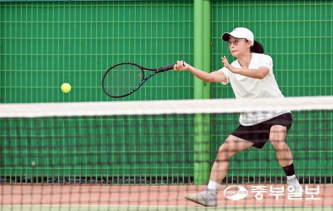 참가선수가 상대의 공격을 받아치고 있다. 임채운기자