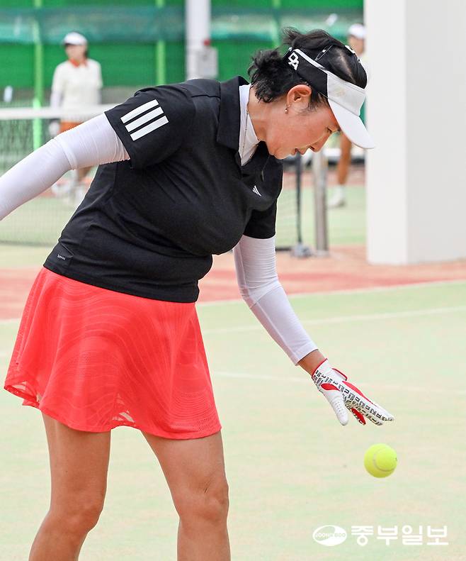 참가선수가 서브를 하기 전 공을 튀기고 있다. 임채운기자