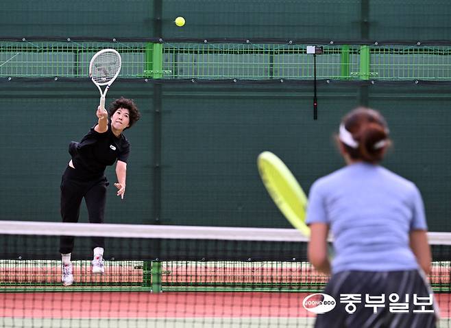 대회에 참가한 선수가 강력한 스매시를 하고 있다. 임채운기자