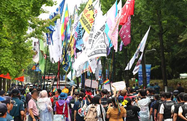 어제(6일) 오후 인천시청 앞 애뜰광장에서 열린 '제8회 인천퀴어문화축제' 참가자들이 행사를 마친 뒤 행진하고 있다. [사진=연합뉴스]