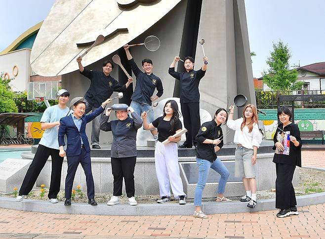 장성군 외식분야 창업 전문교육시설이 들어설 옛 노인복지회관 앞에서 포즈를 취한 호남대 청년 셰프들. <장성군 제공>