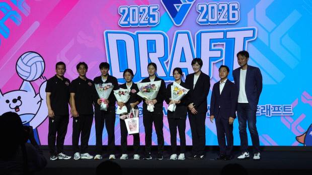 2025-2026 한국배구연맹(KOVO) 여자 신인 선수 드래프트 현장에서 페퍼스 신인 선수들과 구단 관계자들이 기념 촬영을 하고 있다. /안재현 인턴 기자 screamsoloo@gmail.com