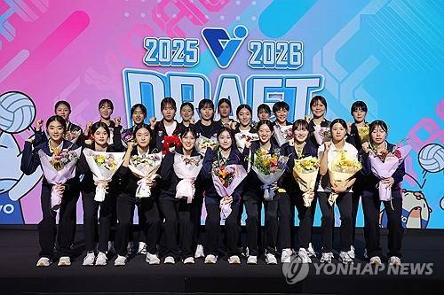 5일 서울 강서구 메이필드 호텔에서 열린 2025-2026 KOVO 여자 신인선수 드래프트에서 각 구단 지명을 받은 선수들이 기념 촬영을 하고 있다./연합뉴스