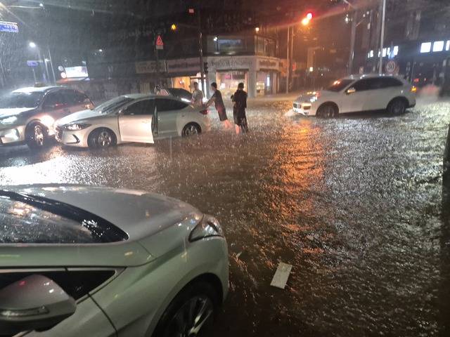 갑자기 불어난 빗물로 인해 도로가 침수되는 등 지역 곳곳이 아수라장으로 변했다./사진제공=군산시