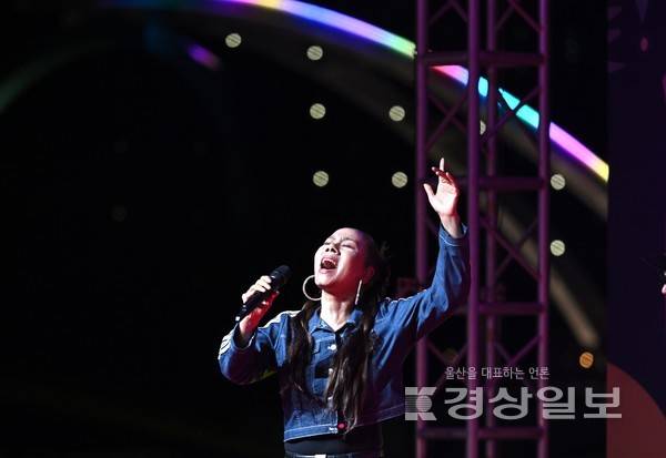 경상일보가 주최하고 울산시 남구가 후원하는 '2025 태화강 빛 축제''가 6일 울산시 남구 태화강 둔치에서 열렸다.&nbsp; 이 날 축하공연으로 인순이가 출연해 열정의 무대를 선보였다. 김동수 기자 dskim@ksilbo.co.kr