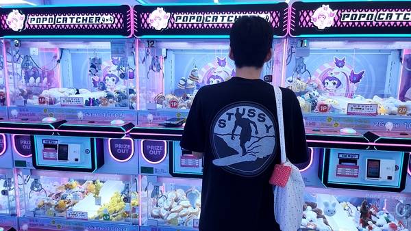 ▲ 5일 창원 상남동 한 인형뽑기 가게에서 소비자가 뽑기를 하고 있다. /이원재 기자