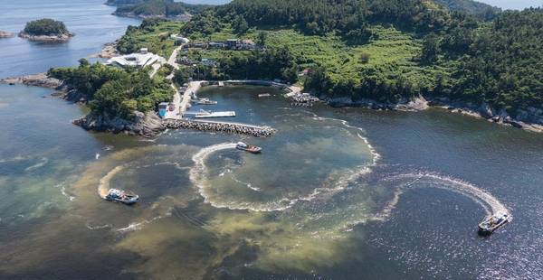 ▲ 남해군 연안에서 선박들이 적조에 대응에 황토를 살포하고 있다. /남해군