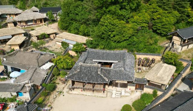 무섬마을 입향조가 지은 고택 만죽재는 300년 넘은 세월을 버티며 마을을 지키고 있다.