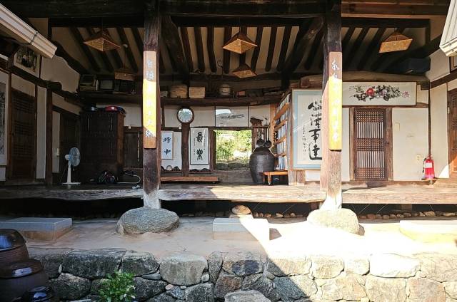 섬계고택의 안채는 햇살과 바람, 숨결과 인정, 주인 어른의 기억이 머무는 생활의 공간이다.