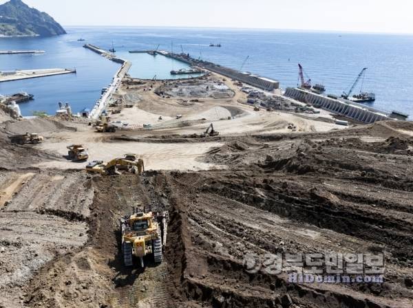 울릉공항 바다를 메우는 공사 현장 모습.