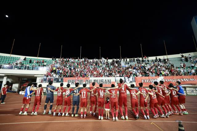 부산아이파크 선수들이 지난 6일 부산 구덕운동장에서 열린 수원삼성과의 경기에서 승리한 뒤 관중들과 함께 기뻐하고 있다. 부산아이파크 제공