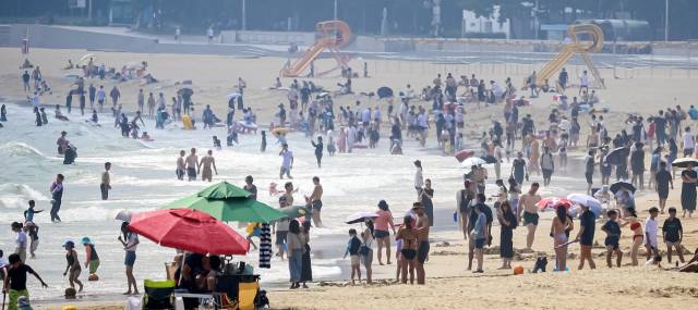 부산 해운대해수욕장이 연장 개장 첫 주말인 7일 피서객들로 붐비고 있다. 김종진 기자 kjj1761@