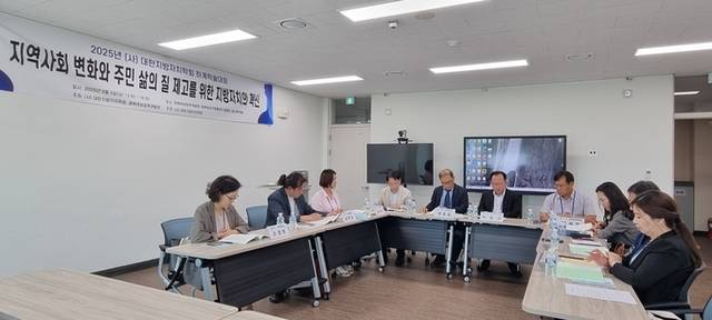 ▲ 박동균 대구한의대 경찰행정학과 교수가 지난 5일 경북 안동시 경북여성정책개발원에서 열린 (사)대한지방자치학회와 경북여성정책개발원이 공동 주최 학술대회에서 '스토킹 범죄의 잔혹성과 피해자 보호' 논문을 발표하고 있다.경북일보 독자 제공