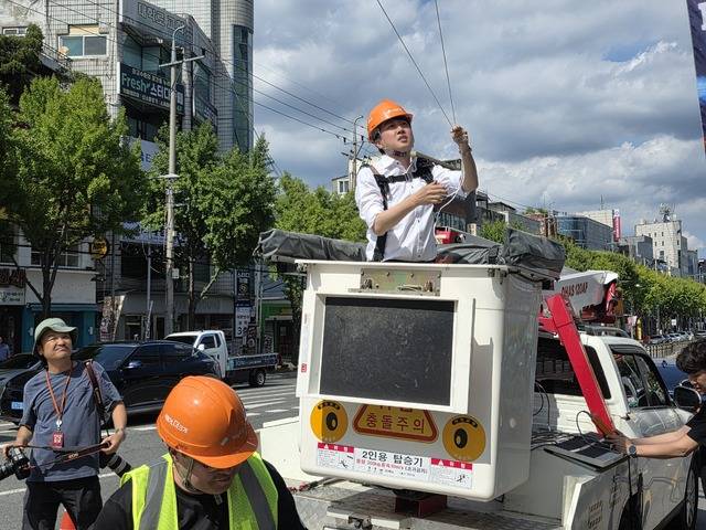이준석 개혁신당 대표가 지난 5일 대구 북구 경북대학교 북문 앞에서 사다리차에 올라 당원모집 현수막을 설치하고 있다. 김용국 기자