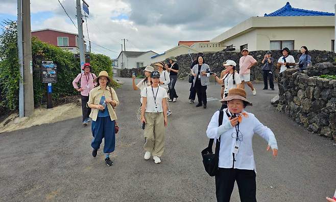 6일 제주시 조천읍 일대에서 진행된 '솔째기 제주와수다' 로컬여행 팸투어. ⓒ제주의소리