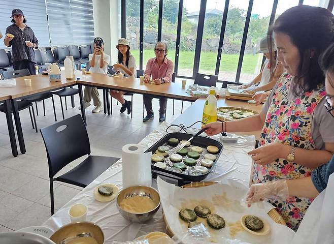 6일 제주시 조천읍 일대에서 진행된 '솔째기 제주와수다' 로컬여행 팸투어. ⓒ제주의소리