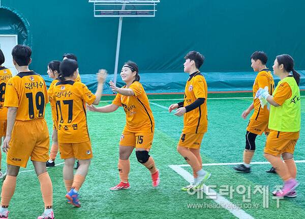 7일 오전 춘천 송암스포츠타운 에어돔에서 열린 제주SK와 충북청주의 2025 K리그 퀸컵 파이널라운드 경기가 제주의 승리로 종료되자, 제주 선수들이 기뻐하고 있다 ⓒ헤드라인제주