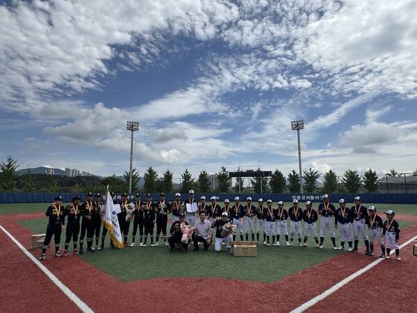 인천서구 리틀야구단이 홈팀 양평군 리틀야구단을 8대 3으로 꺾고 우승컵을 차지했다(사진=한국리틀야구연맹)