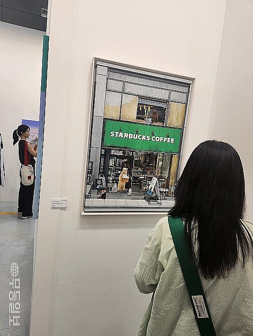 정성준 작가(아뜰리에 아키)의 '아이스 커피를 원해 그럼 지구를 식혀야지~'.