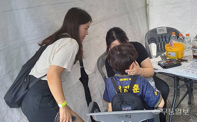 7일 광주 동구 5·18민주광장 일대에서 페이스페인팅 체험을 하고 있는 김찬빈(8)군과 어머니