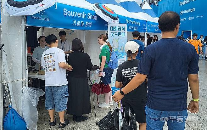7일 광주 동구 5.18민주광장에 설치된 기념품 부스에 다양한 시민들이 방문하고 있다.