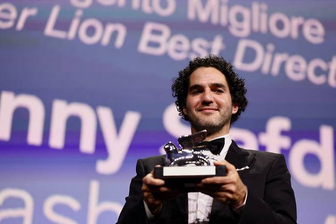 제82회 베니스국제영화제에서 감독상인 은사자상을 수상한 ‘더 스매싱 머신’ 베니 사프디 감독. (사진=로이터)