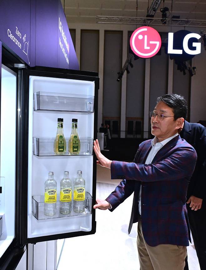 조주완 LG전자 최고경영자(CEO) 사장이 5일(현지시간) IFA 2025 LG전자 부스를 살펴보고 있다.(사진=LG전자)