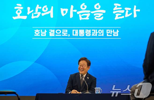 이재명 대통령이 지난 6월 25일 광주 국립 아시아문화전당에서 광주시민·전남도민 타운홀미팅을 하고 있다. (대통령실 제공. 재판매 및 DB 금지) 2025.6.25/뉴스1