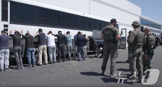 미국 이민세관단속국 ICE(U.S. Immigration and Customs Enforcement)가 조지아주 내 현대자동차그룹과 LG에너지솔루션 합작 배터리 공장 건설 현장의 한국인 직원 300여 명을 기습 단속·구금하는 영상을 공개했다. (ICE 홈페이지. 재판매 및 DB금지) 2025.9.6/뉴스1