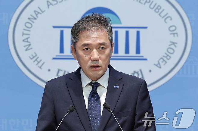 황현선 조국혁신당 사무총장이 7일 오전 서울 여의도 국회 소통관에서 당내 성비위 파문에 따른 사퇴 기자회견을 하고 있다. 2025.9.7/뉴스1 ⓒ News1 신웅수 기자