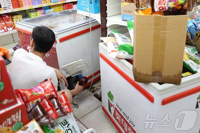 전북지역에 극한호우가 내린 7일 침수됐던 전북 군산시 문화동 한 마트 냉동고 아래 폭우의 흔적이 남아있다. 2025.9.7/뉴스1 ⓒ News1 유경석 기자