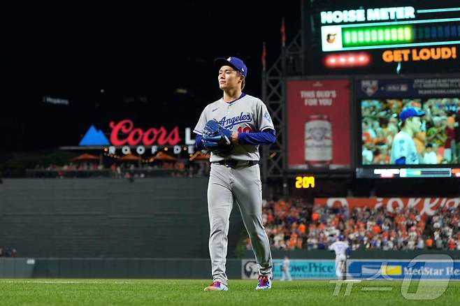 야마모토 요시노부(LA 다저스)가 7일(한국시간) 열린 볼티모어 오리올스와의 경기에서 9회말 2사 후 잭슨 홀리데이에게 홈런을 맞아 노히터가 깨진 뒤 마운드를 내려오고 있다. ⓒ AFP=뉴스1