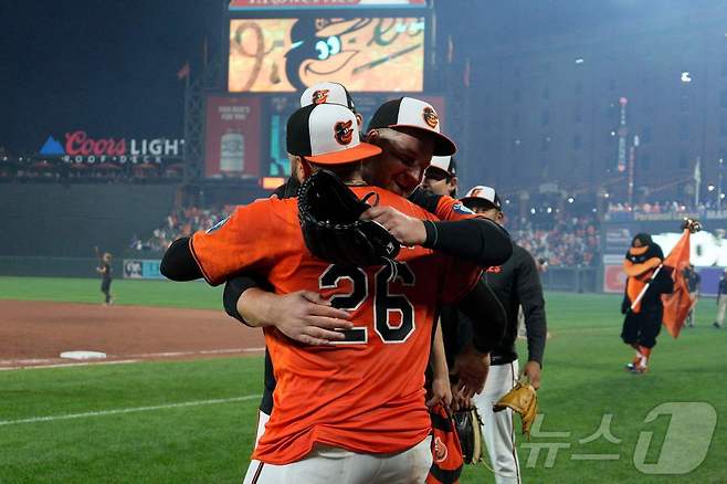 7일(한국시간) 야마모토 요시노부의 노히터를 깬 후 LA 다저스를 상대로 역전 끝내기 승리를 거둔 볼티모어 오리올스 선수들이 기뻐하고 있다. ⓒ AFP=뉴스1