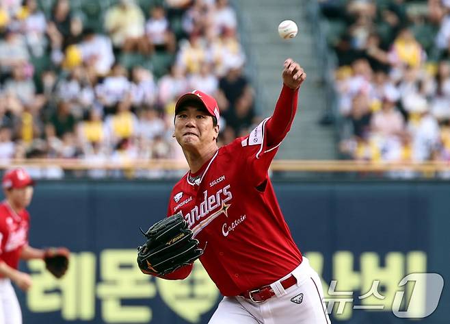 7일 오후 서울 송파구 잠실야구장에서 열린 프로야구 '2025 신한 SOL 뱅크 KBO리그' LG 트윈스와 SSG 랜더스의 경기에서 SSG 선발투수 김광현이 역투하고 있다. 2025.9.7/뉴스1 ⓒ News1 구윤성 기자