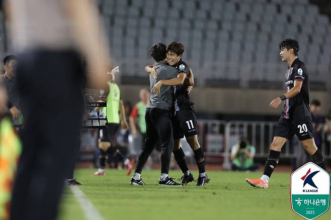 부천 박창준(가운데)이 7일 인천전에서 선제골을 넣고 기뻐하고 있다. 사진 | 한국프로축구연맹