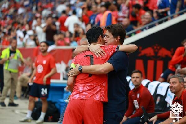 7일(한국시간) 미국 뉴저지에 위치한 포츠 일러스트레이티드 스타디움에서 미국과의 A매치 친선경기 킥오프 전 한국의 손흥민이 토트넘 홋스퍼 시절 스승 마우리시오 포체티노 감독과 포옹하고 있다. /사진=대한축구협회