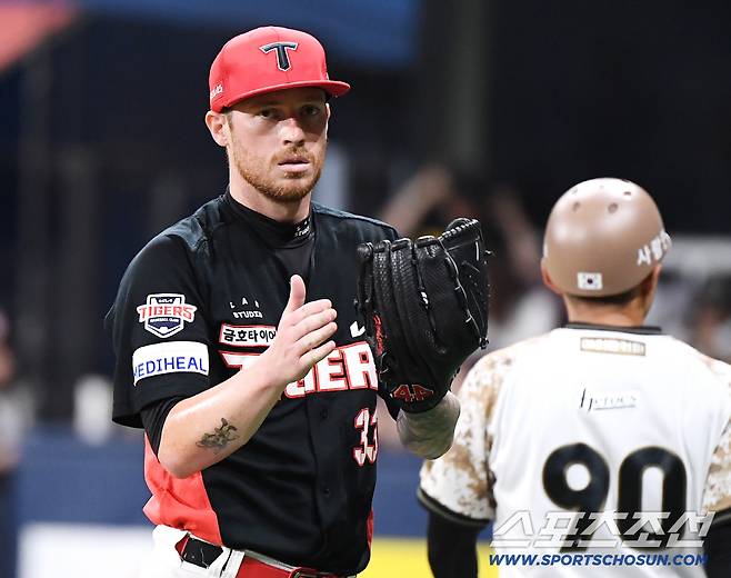 25일 서울 고척스카이돔에서 열린 KIA-키움전. 올러가 6회를 무실점으로 막고 내려오며 팬들의 환호에 박수를 보내고 있다. 고척=정재근 기자 cjg@sportschosun.com/2025.6.25/