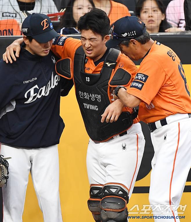 31일 대전 한화생명볼파크에서 열린 삼성-한화전. 2회초 무사 1, 2루 김헌곤의 파울 타구를 잡으려던 최재훈이 부상을 당해 교체되고 있다. 대전=정재근 기자 cjg@sportschosun.com/2025.8.31/