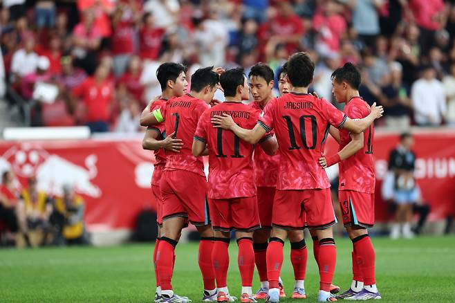 추가골 넣은 이동경

    (해리슨[미국 뉴저지주]=연합뉴스) 윤동진 기자 = 6일(현지시간) 미국 뉴저지주 해리슨 스포츠일러스트레이티드 스타디움에서 열린 한국 대 미국 친선경기에서 한국 이동경이 추가골을 넣은 후 동료들과 함께 기뻐하고 있다. 2025.9.7