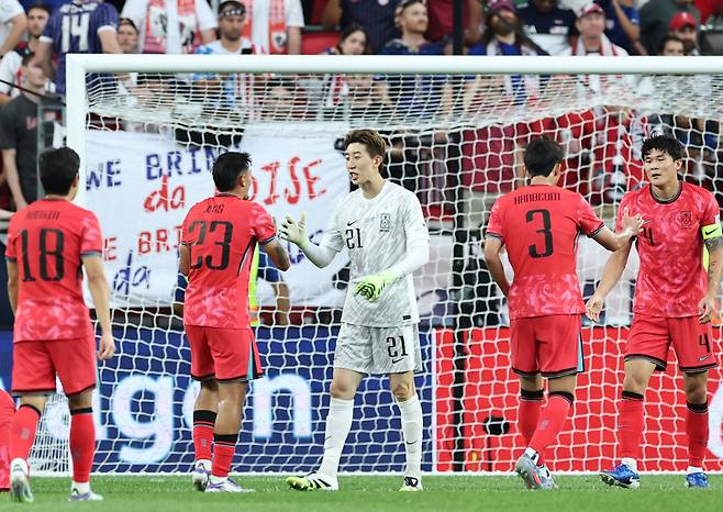 한국, 승리

    (해리슨[미국 뉴저지주]=연합뉴스) 윤동진 기자 = 6일(현지시간) 미국 뉴저지주 해리슨 스포츠일러스트레이티드 스타디움에서 열린 한국 대 미국 친선경기에서 2 대 0으로 승리한 한국 선수들이 기뻐하고 있다. 2025.9.7