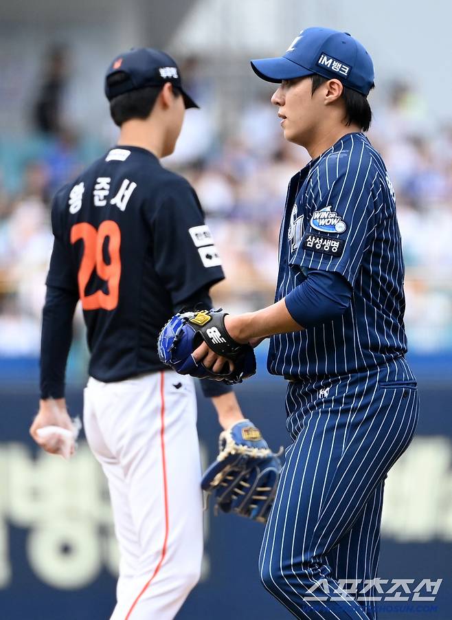 7일 대구 삼성라이온즈파크에서 열린 한화와 삼성의 경기, 1회초 투구를 마친 원태인과 1회말 투구를 위해 마운드에 오른 황준서가 엇갈리고 있다. 대구=허상욱 기자wook@sportschosun.com/2025.09.07/